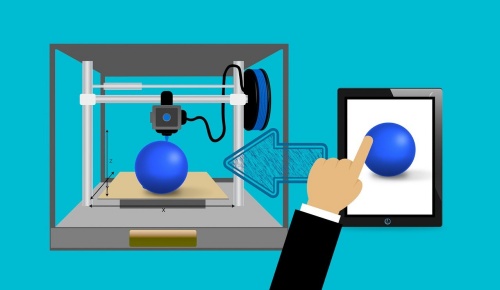 Représentation d'une main sur une tablette ayant un objet dessus. il s'agit d'une sphère bleue. 
A coté se trouve l'imprimante 3D imprimant l'objet se trouvant sur la tablette.